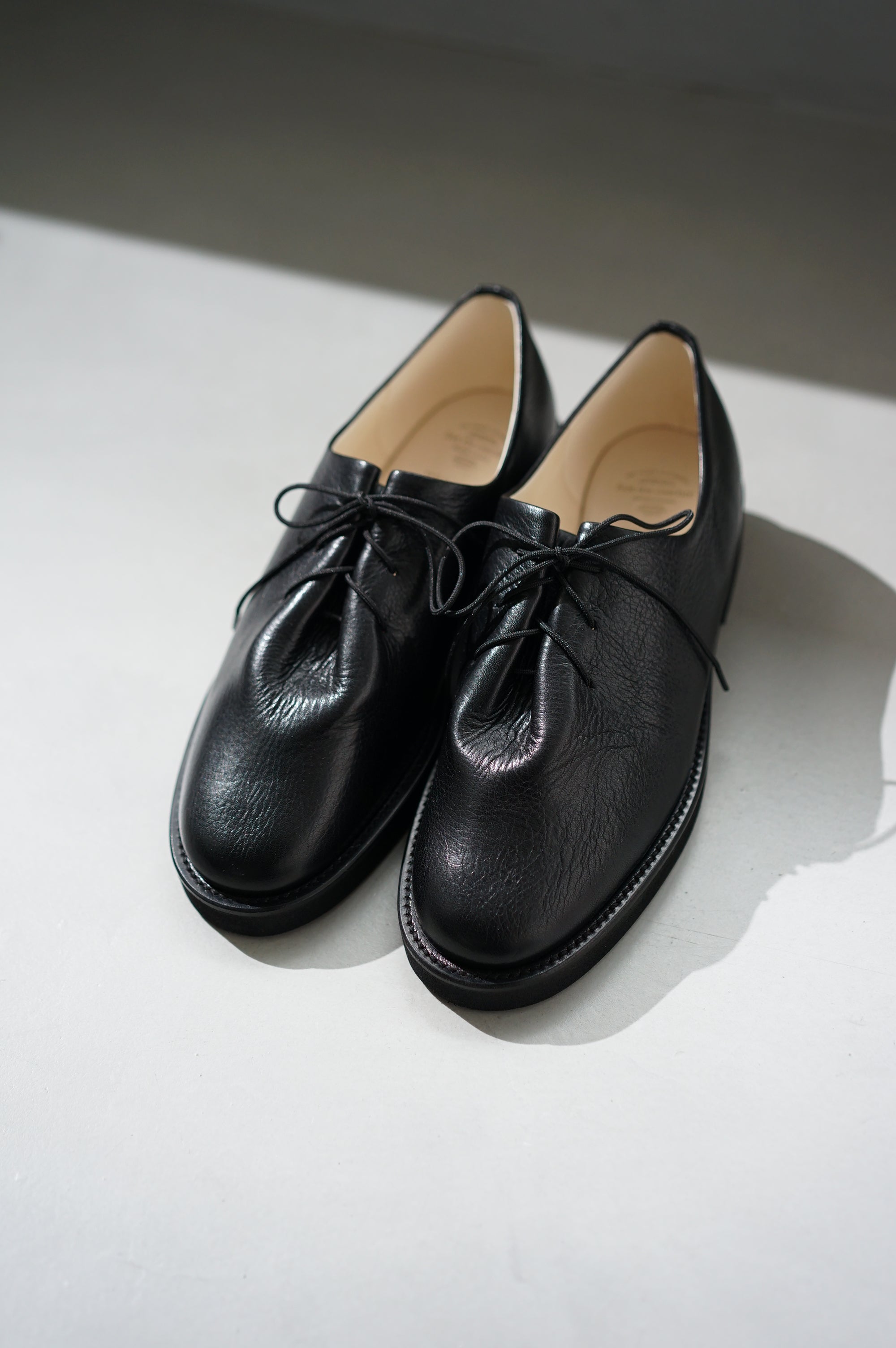 【希少】スタイリスト私物 foot the coacher ミッドナイトブルー スタイリスト私物」からシューズが初登場、フットザコーチャーが製作