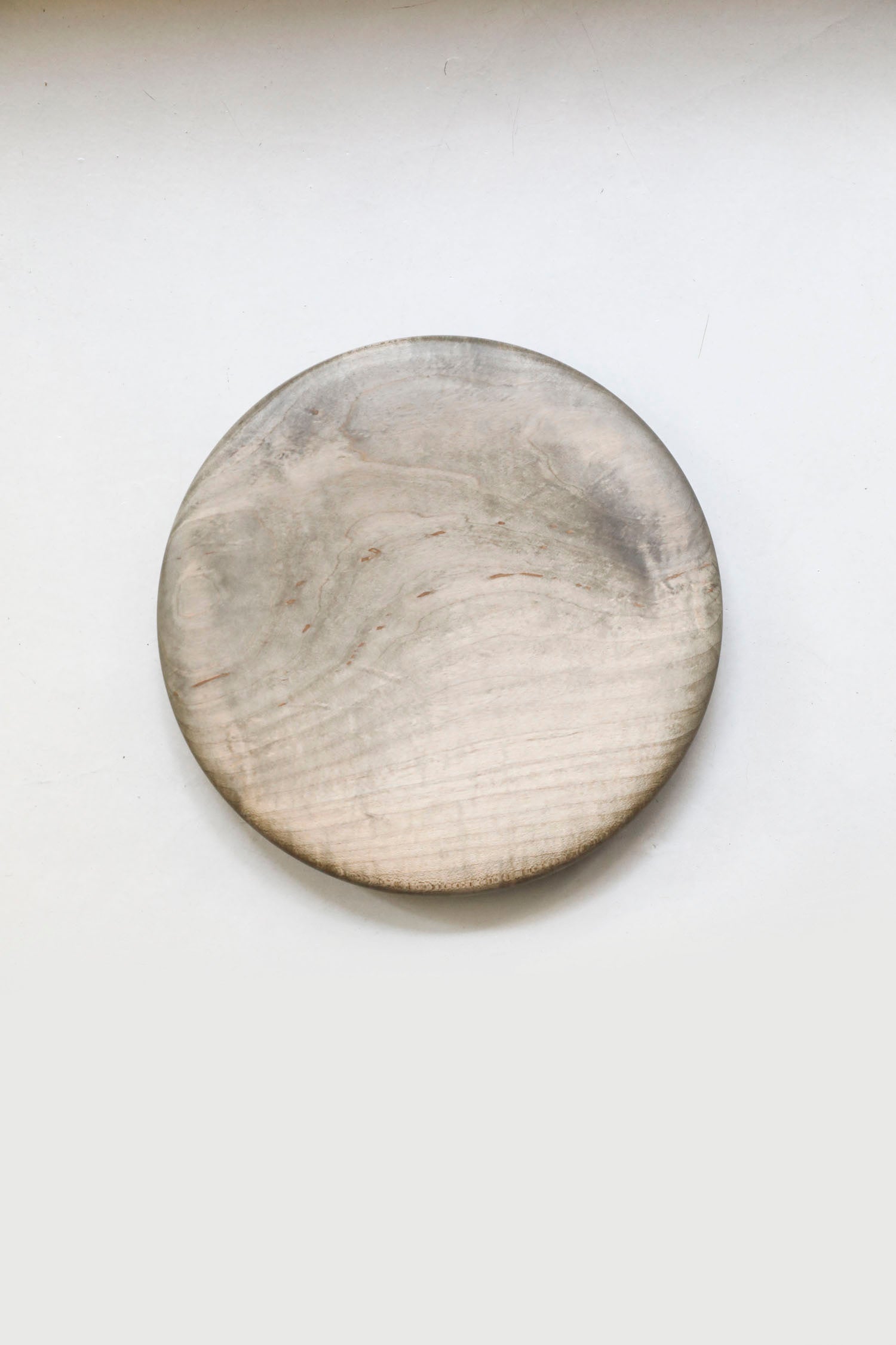 内田悠 / イタヤカエデ 丸皿240 鉄媒染 – style department_