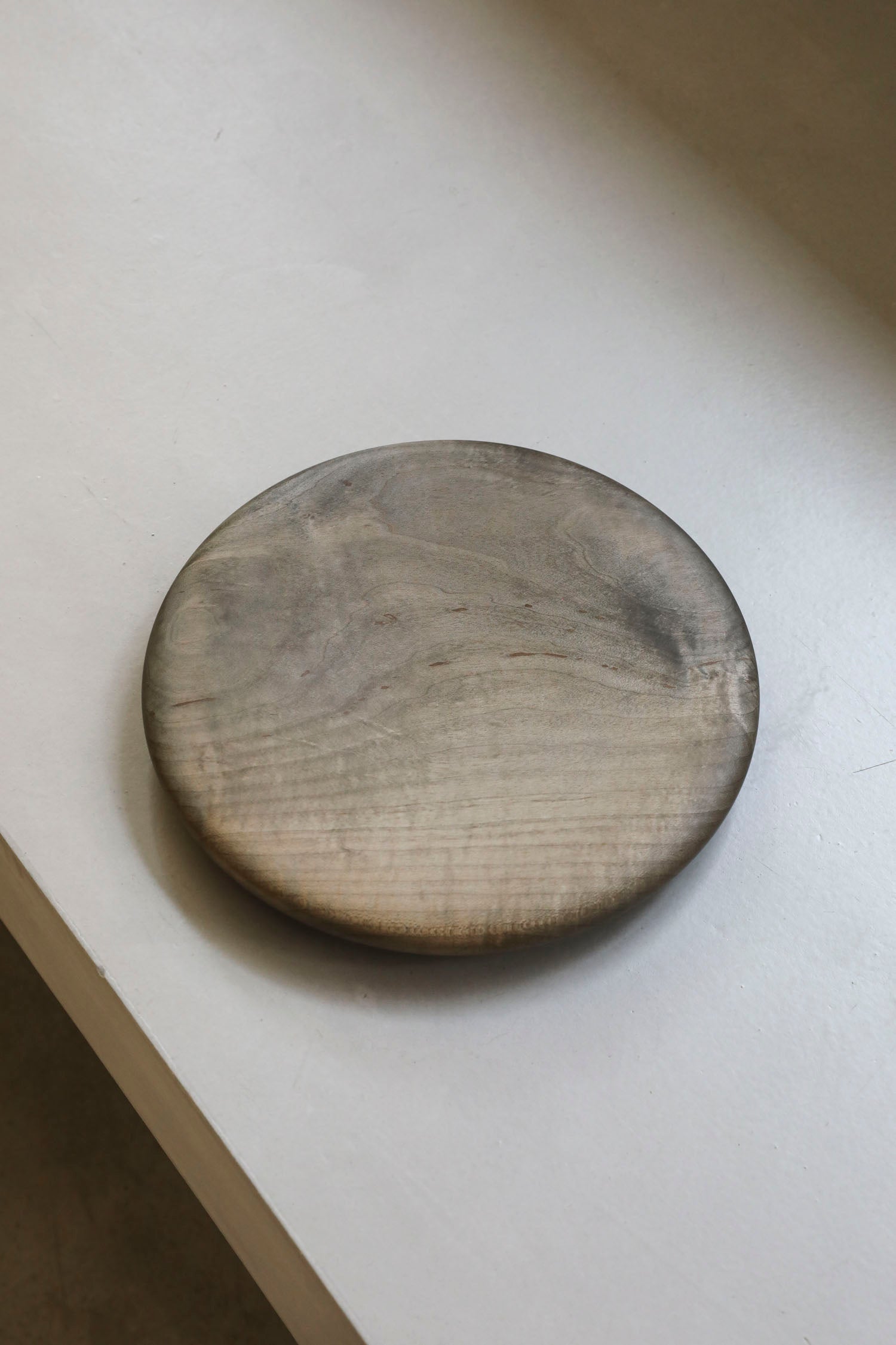 内田悠 / イタヤカエデ 丸皿240 鉄媒染 – style department_