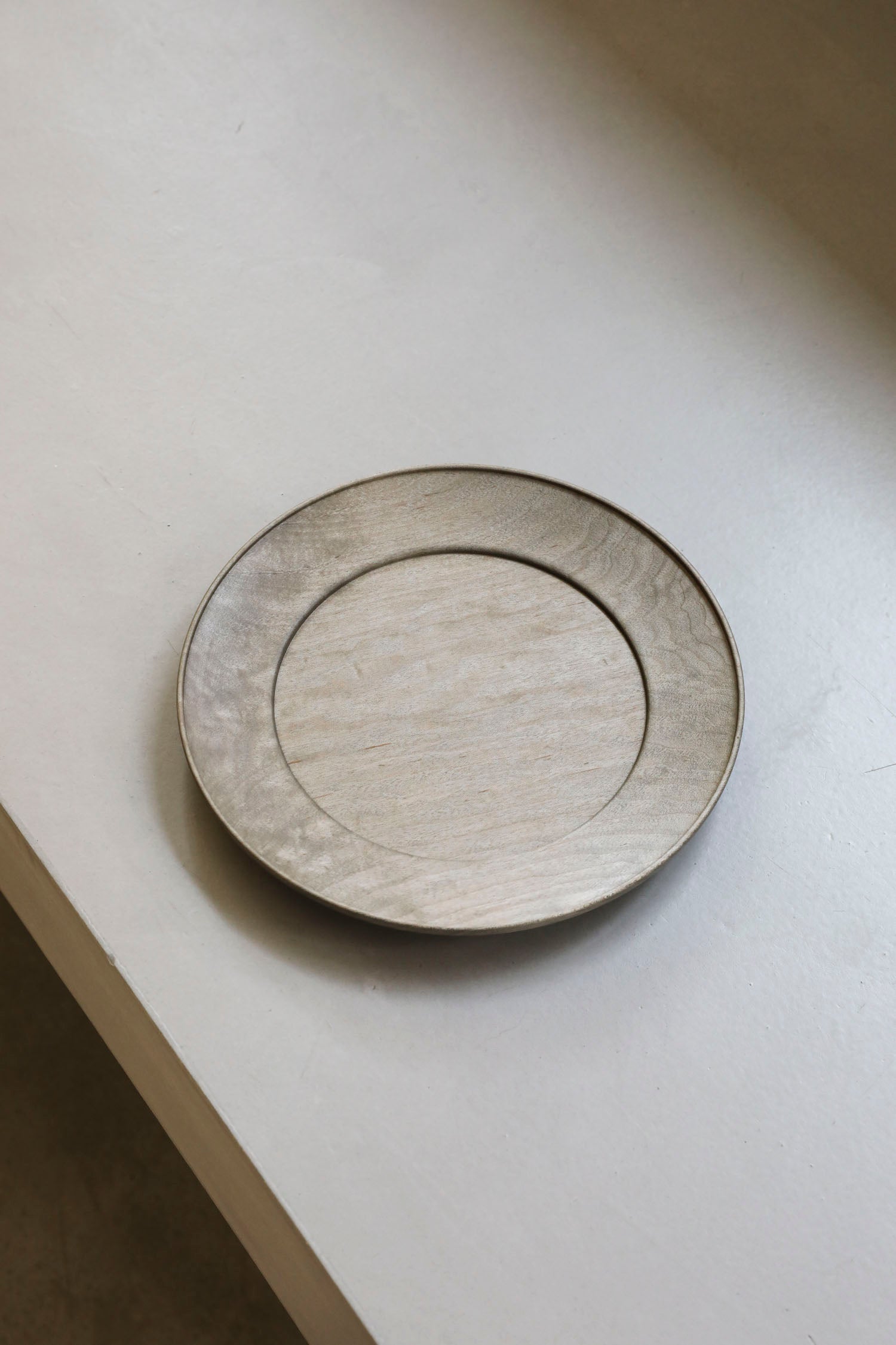 内田悠 / イタヤカエデ リム皿220 鉄媒染 – style department_