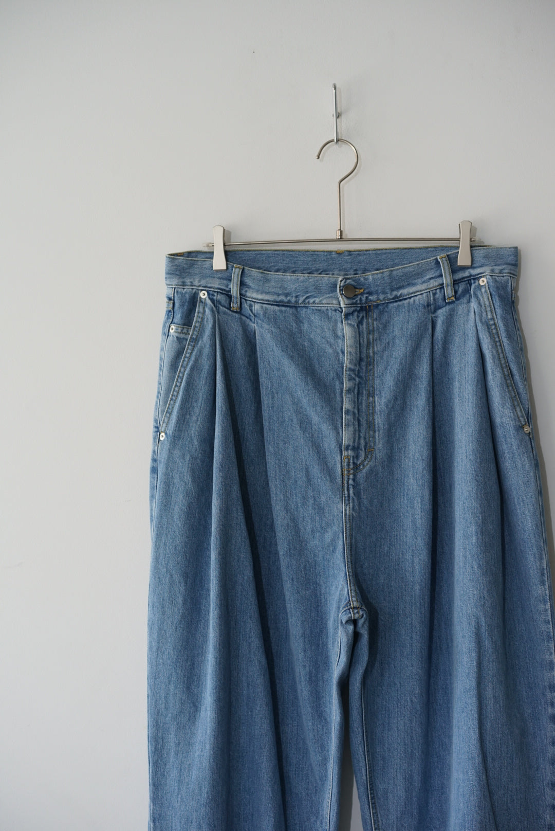 HED MAYNER (ヘドメイナー) / PLEATED DENIM / デニム / 24SS – style department_